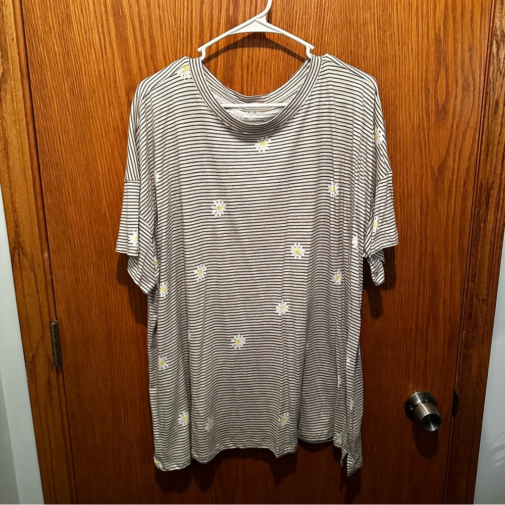 Maurices Daisy stripe tee